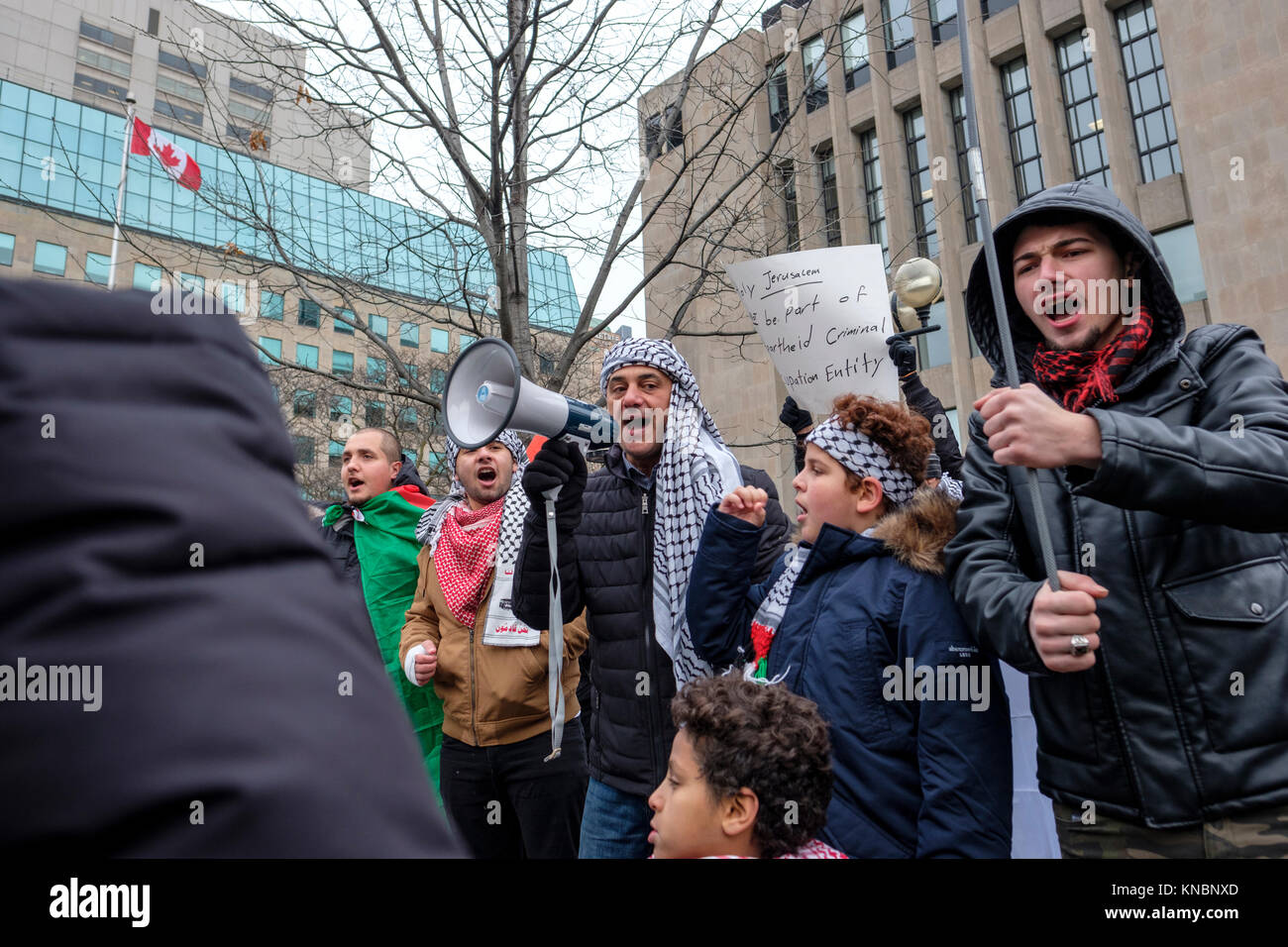 I dimostranti palestinesi si sono riuniti a Toronto, in Canada, per protestare contro il presidente Donald Trump decisione il riconoscimento di Gerusalemme come capitale di Israele. Foto Stock
