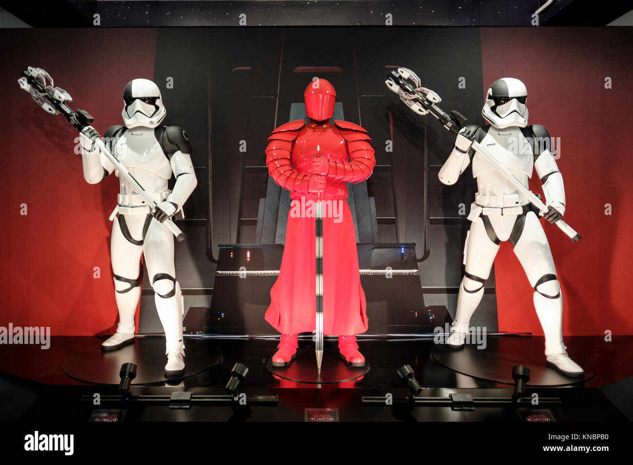 Vita-dimensioni delle repliche di un Praetorian Guard e due boia Primo Ordine stormtroopers, personaggi di Star Wars ultimi Jedi presso il film Foto Stock