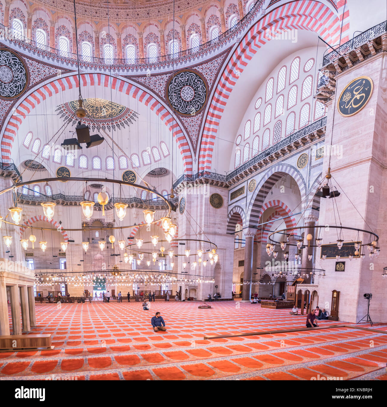 Turco non identificato uomini musulmani in preghiera nella Moschea Suleymaniye,decorate con elementi islamici e progettato dall' architetto ottomano Sinan.Istanbul, Turchia. Foto Stock