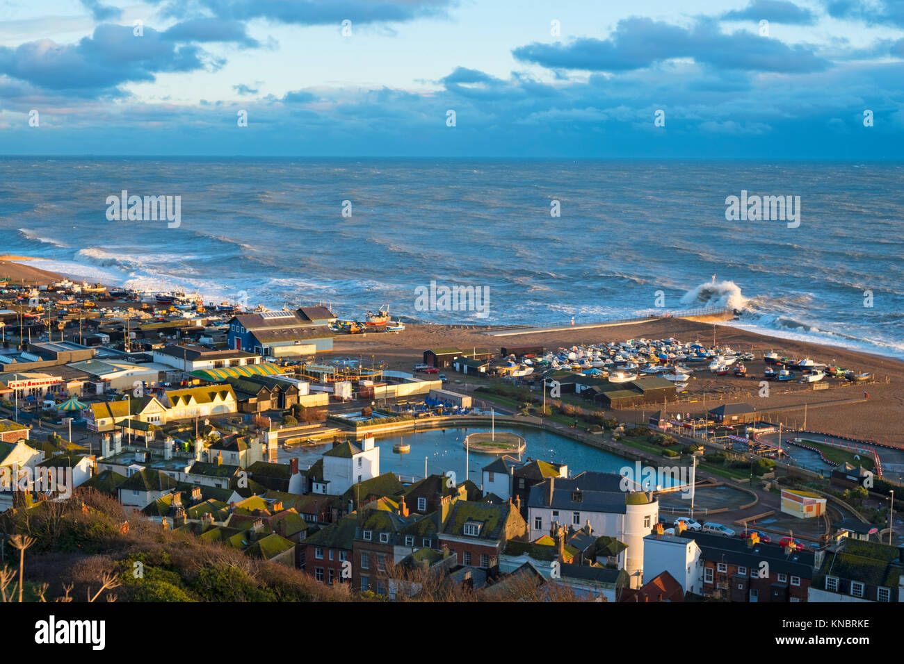 Inverno pieno di sole nel pomeriggio in Hastings, East Sussex, England, Regno Unito Foto Stock