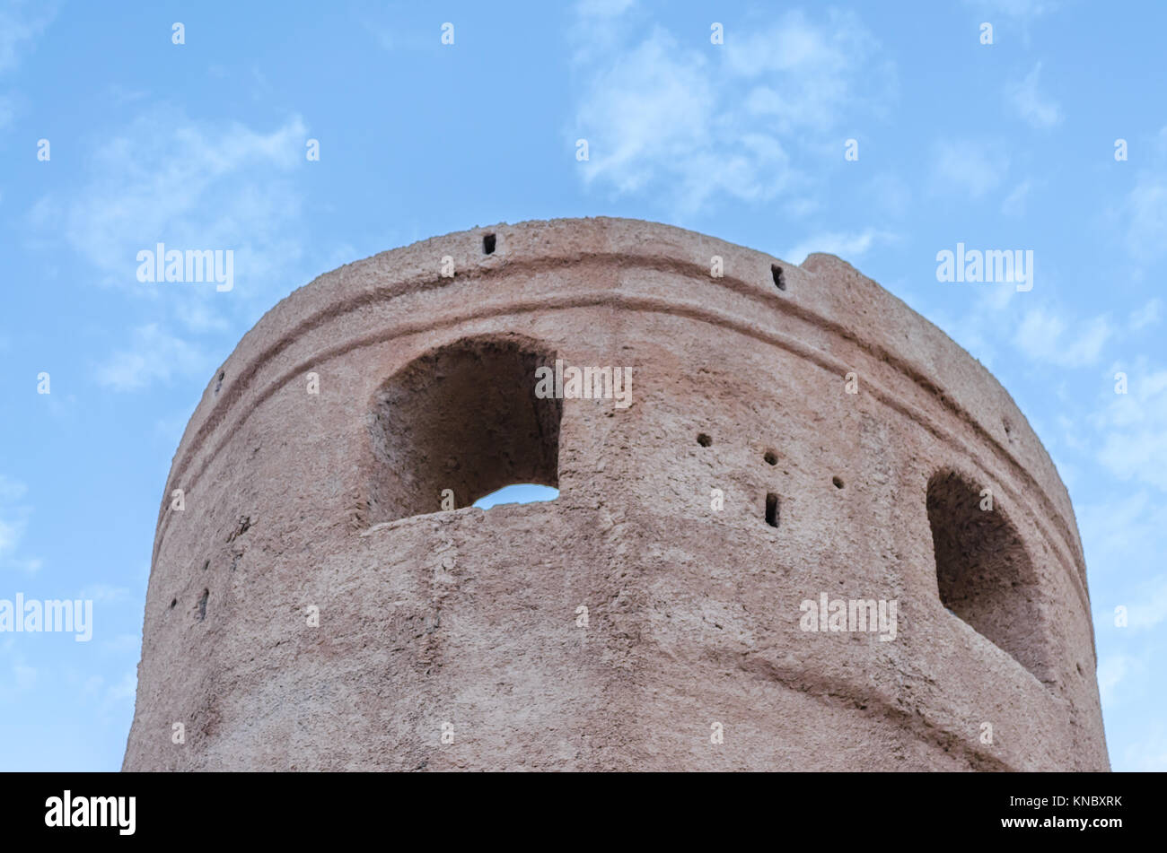 Colpo di fondo di un vecchio orologio militare la torre contro il cielo blu Foto Stock