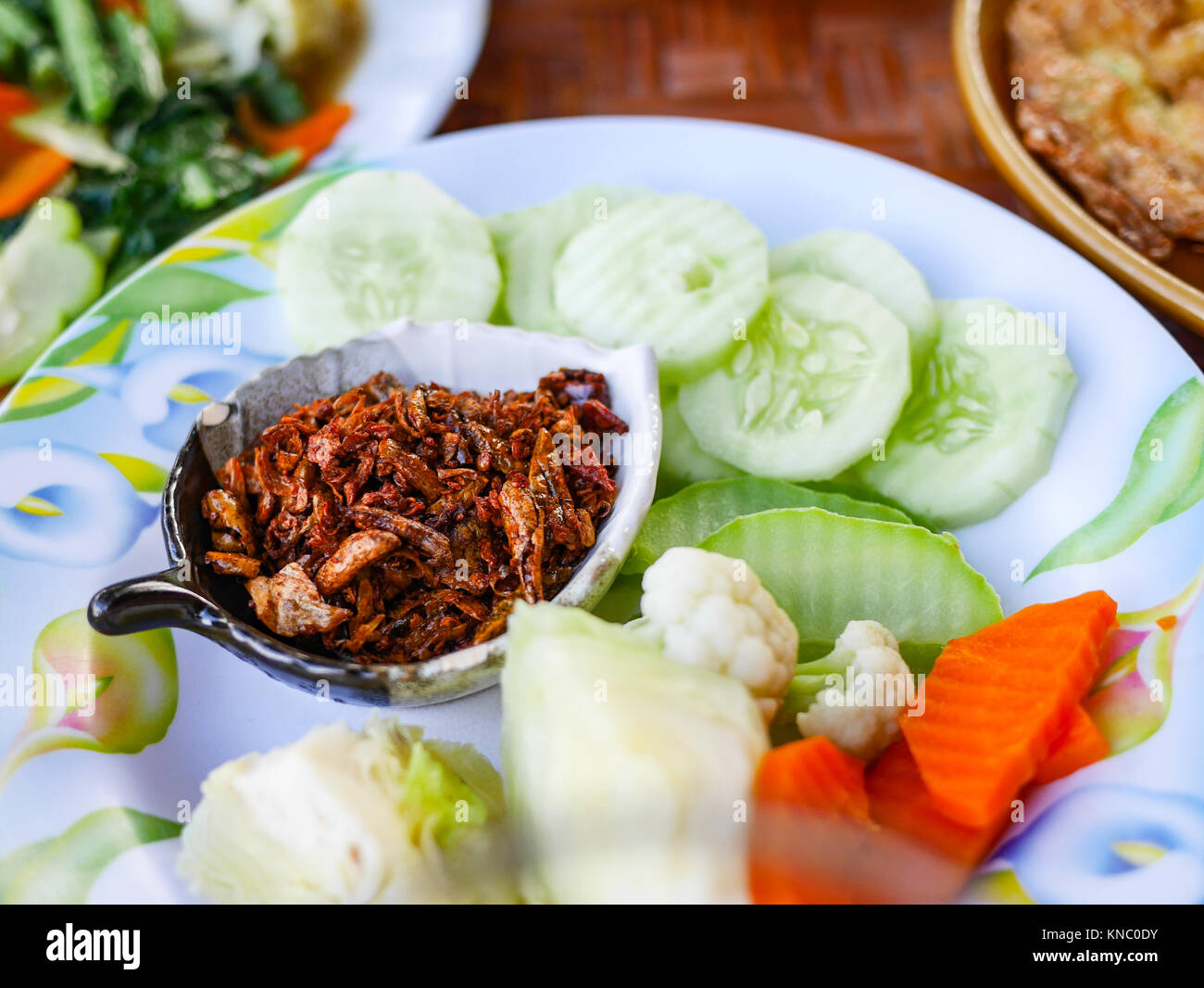 Tradizionale pasta di peperoncino con ortaggi ; il cetriolo, la carota cavolfiore Cavolo , nel nord cibo tailandese Foto Stock