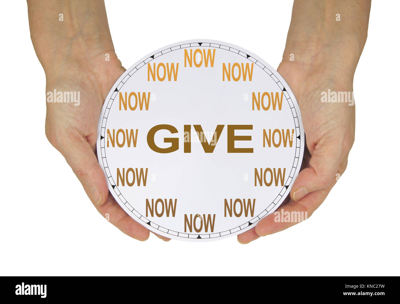 Dare ciò che è ora possibile - mani femminili in possesso di un orologio con  le mani non che ha ora al posto dei numeri e dare invece delle mani isolato  su