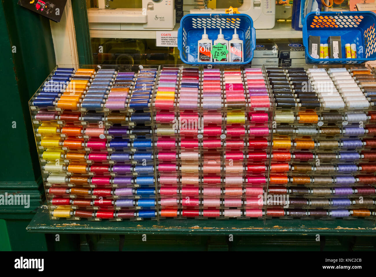 Multicolore di filati per cucire sul display al di fuori di un mercato in stallo a Leeds Foto Stock