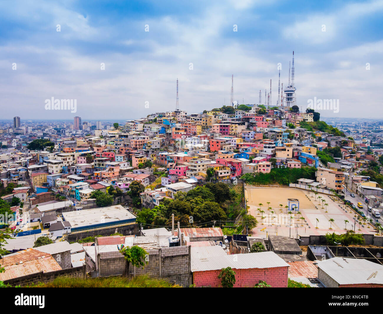 Vista panoramica della pittoresca Las Penas quartiere dalla collina di Santa Ana, Guayaquil, Ecuador Foto Stock