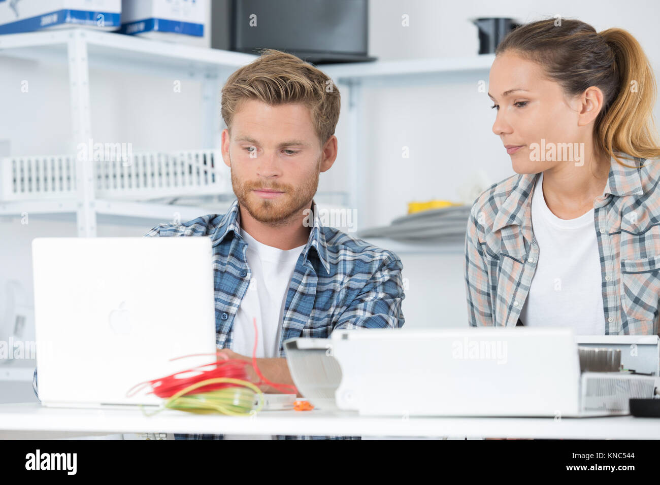 Due studenti maschi e femmine Foto Stock