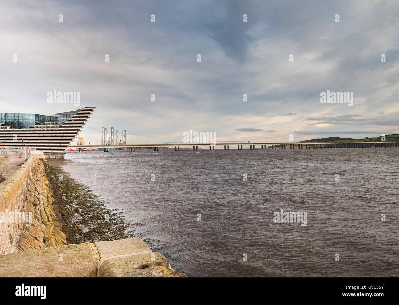 Dundee, Scotland, Regno Unito - 05 dicembre 2017: Tay Bridge cercando passato il nuovo waterfront museum oltre alla piattaforma petrolifera cantieri. Foto Stock