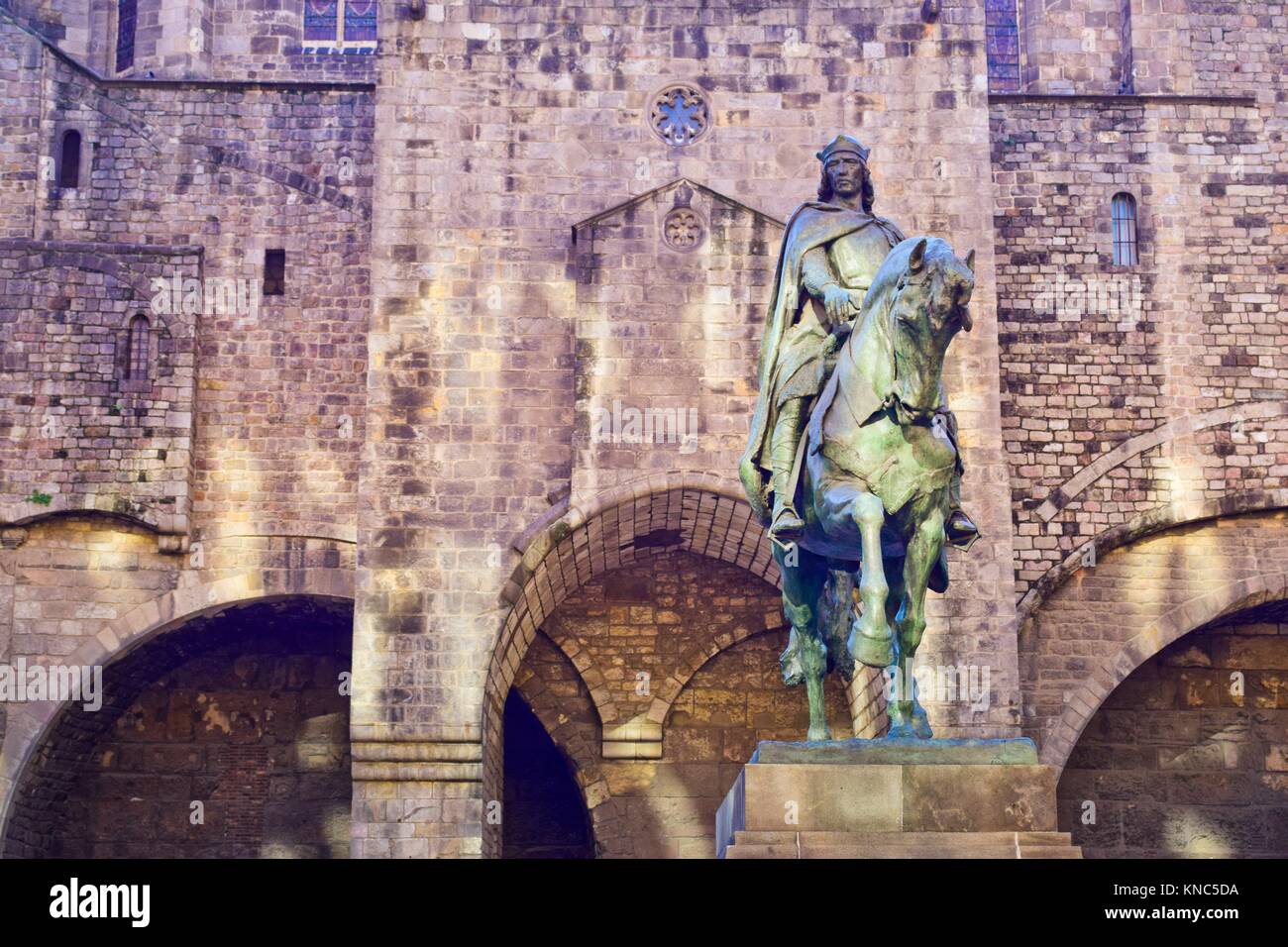 Statua dedicata a Ramón Berenguer III dello scultore Josep Llimona, 1880. Ramon Berenguer el Gran square. Via Laietana, quartiere Gotico di Barcellona Foto Stock