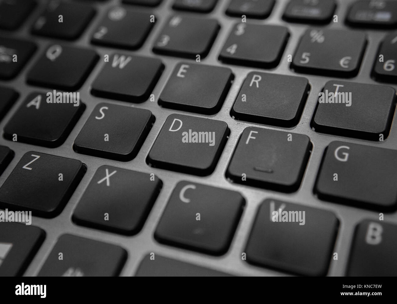 Primo piano di una tastiera nera per computer portatile e dei relativi tasti Foto Stock