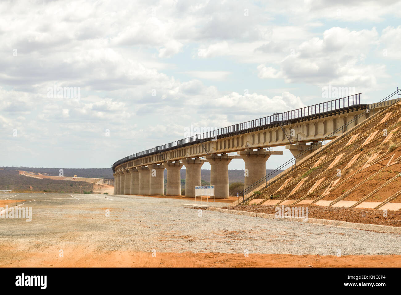 Parte di Mombasa a Nairobi del calibratore standard ferroviario costruito di recente nel Tsavo, un viadotto è stato costruito per consentire agli animali di passare attraverso, Kenya, Foto Stock