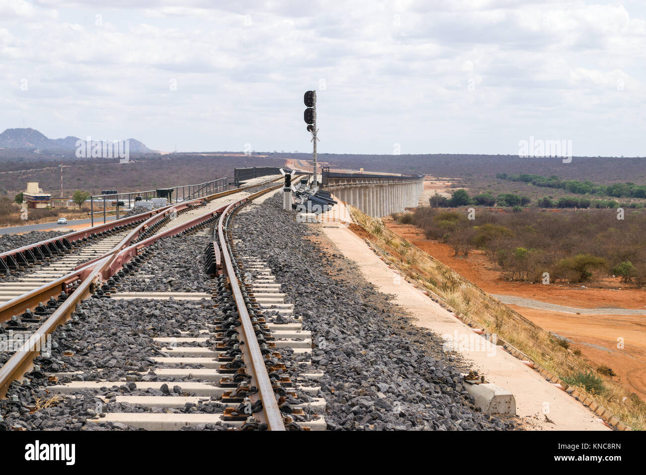 Parte di Mombasa a Nairobi del calibratore standard ferroviario costruito di recente nel Tsavo, un viadotto è stato costruito per consentire agli animali di passare attraverso, Kenya, Foto Stock