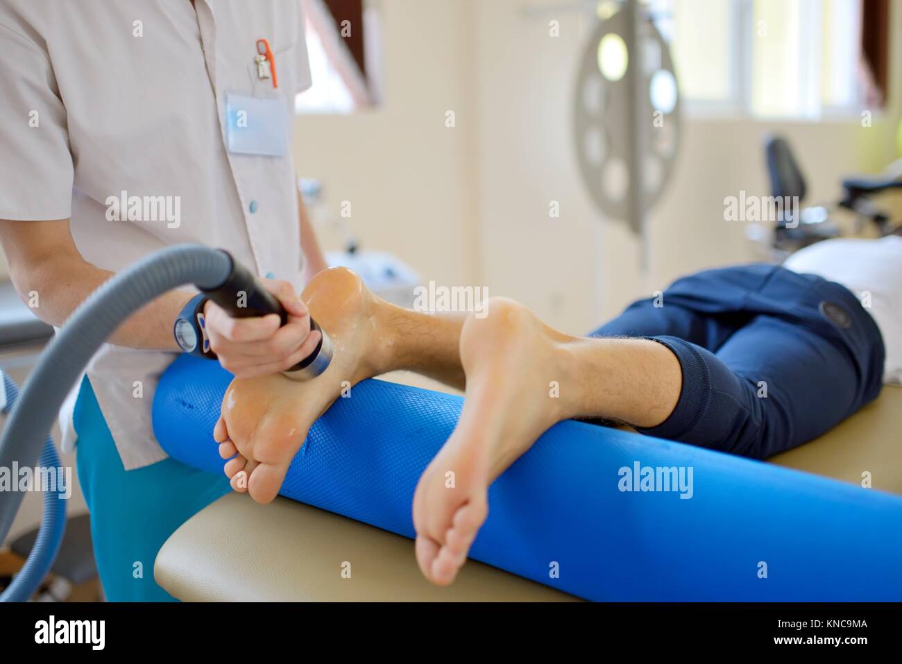 Terapia ad ultrasuoni di trattamento e riabilitazione Foto stock - Alamy