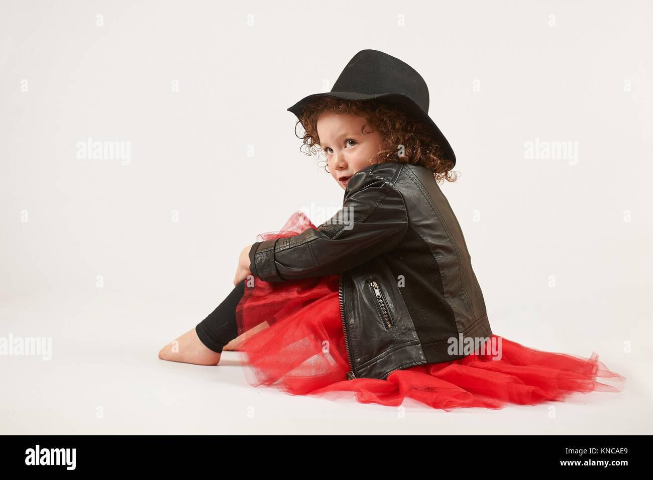 Bambina con cappello nero seduta e busbana francese. vista laterale Foto  stock - Alamy