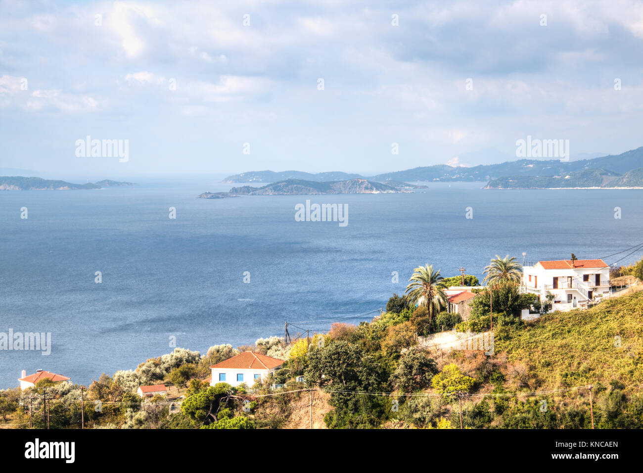 La vista della baia della città di Skopelos sull isola di Skopelos in Grecia Foto Stock