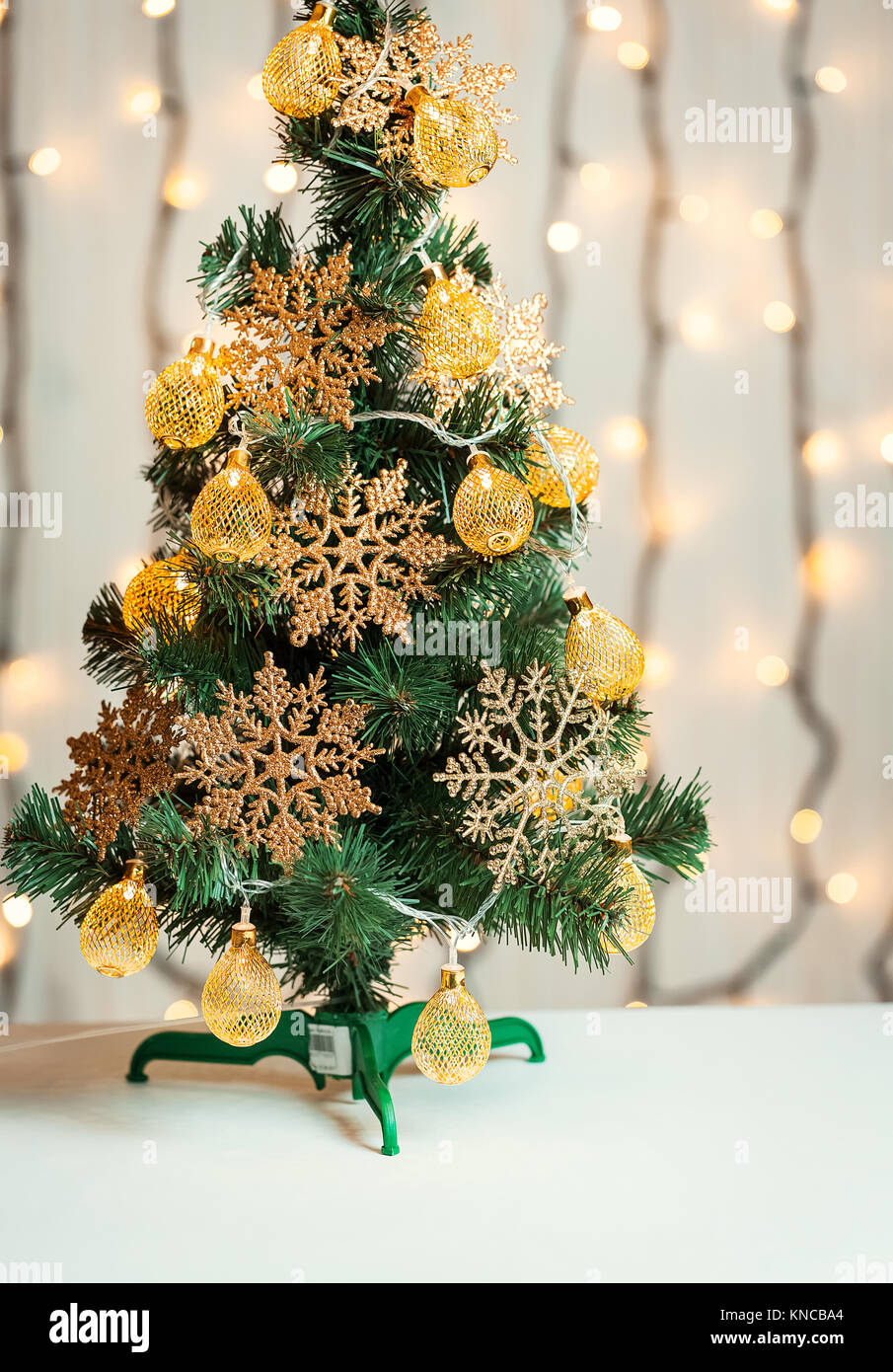 Un albero di Natale decorato con fiocchi di neve e una ghirlanda di fiori  sullo sfondo