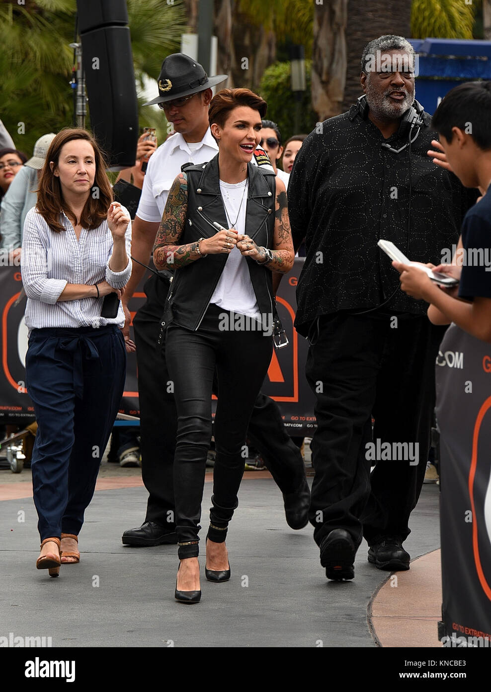 UNIVERSAL City, CA - 08 Luglio: Ruby Rose visualizza il suo tatuaggio a 'Extra' per gli Universal Studios Hollywood di Luglio 8, 2015 in città universale, California. Persone: Ruby Rose Langenheim Foto Stock