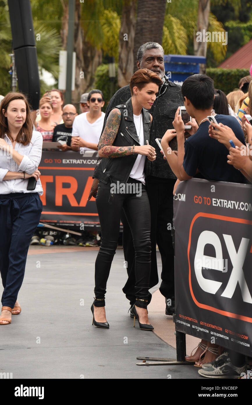 UNIVERSAL City, CA - 08 Luglio: Ruby Rose visualizza il suo tatuaggio a 'Extra' per gli Universal Studios Hollywood di Luglio 8, 2015 in città universale, California. Persone: Ruby Rose Langenheim Foto Stock