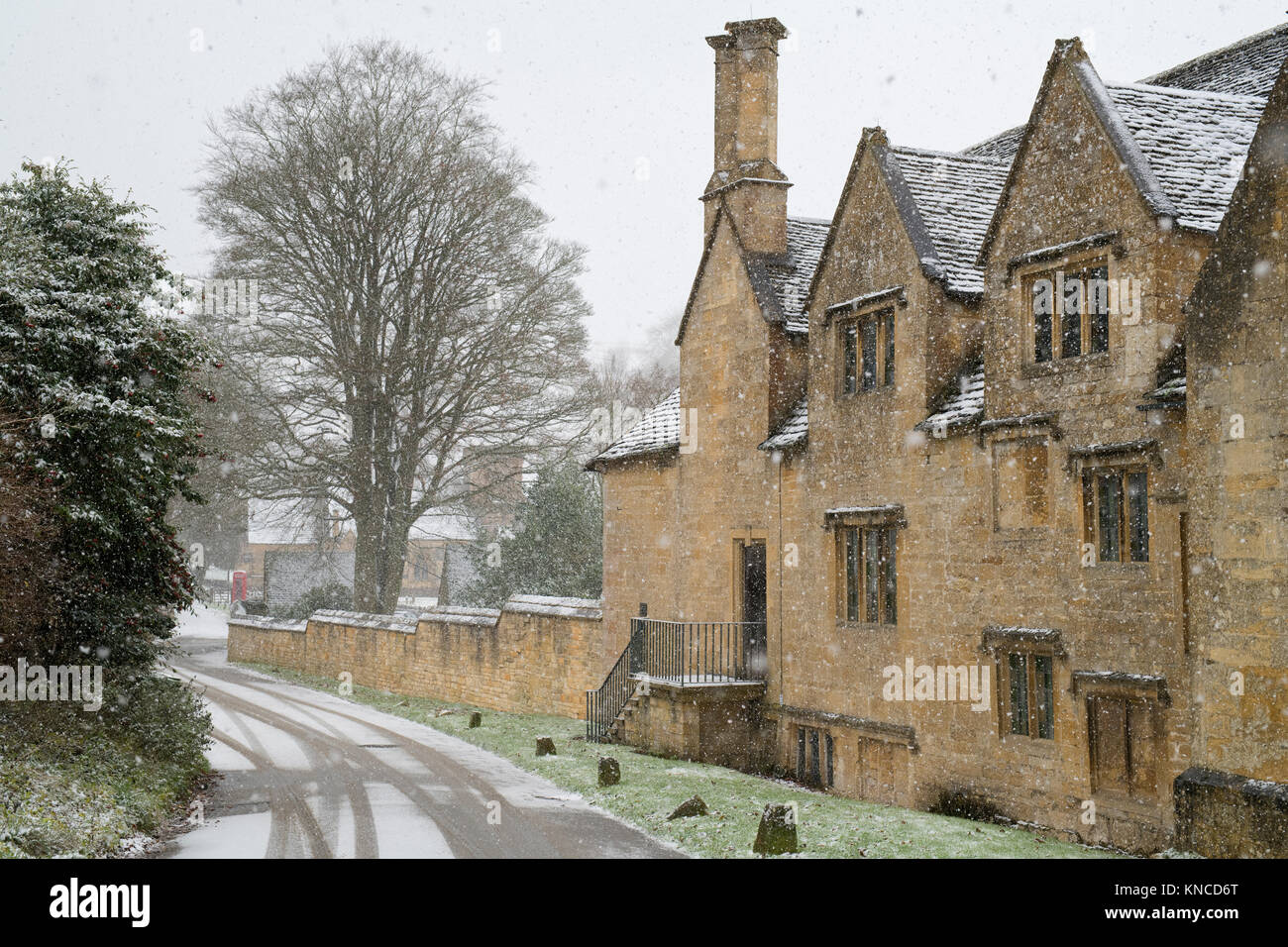 In Cottags Snowshill il Villaggio sotto la neve in dicembre. Snowshill, Cotswolds, Gloucestershire, Inghilterra Foto Stock