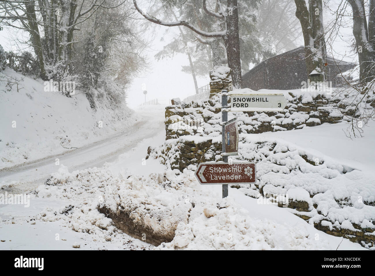 Villaggio Snowshill segno nella neve in dicembre. Snowshill, Cotswolds, Gloucestershire, Inghilterra Foto Stock