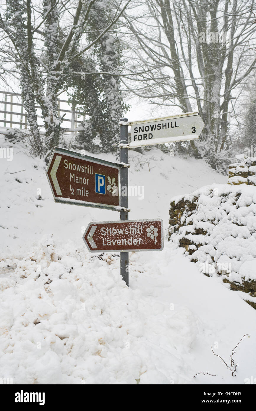 Villaggio Snowshill segno nella neve in dicembre. Snowshill, Cotswolds, Gloucestershire, Inghilterra Foto Stock