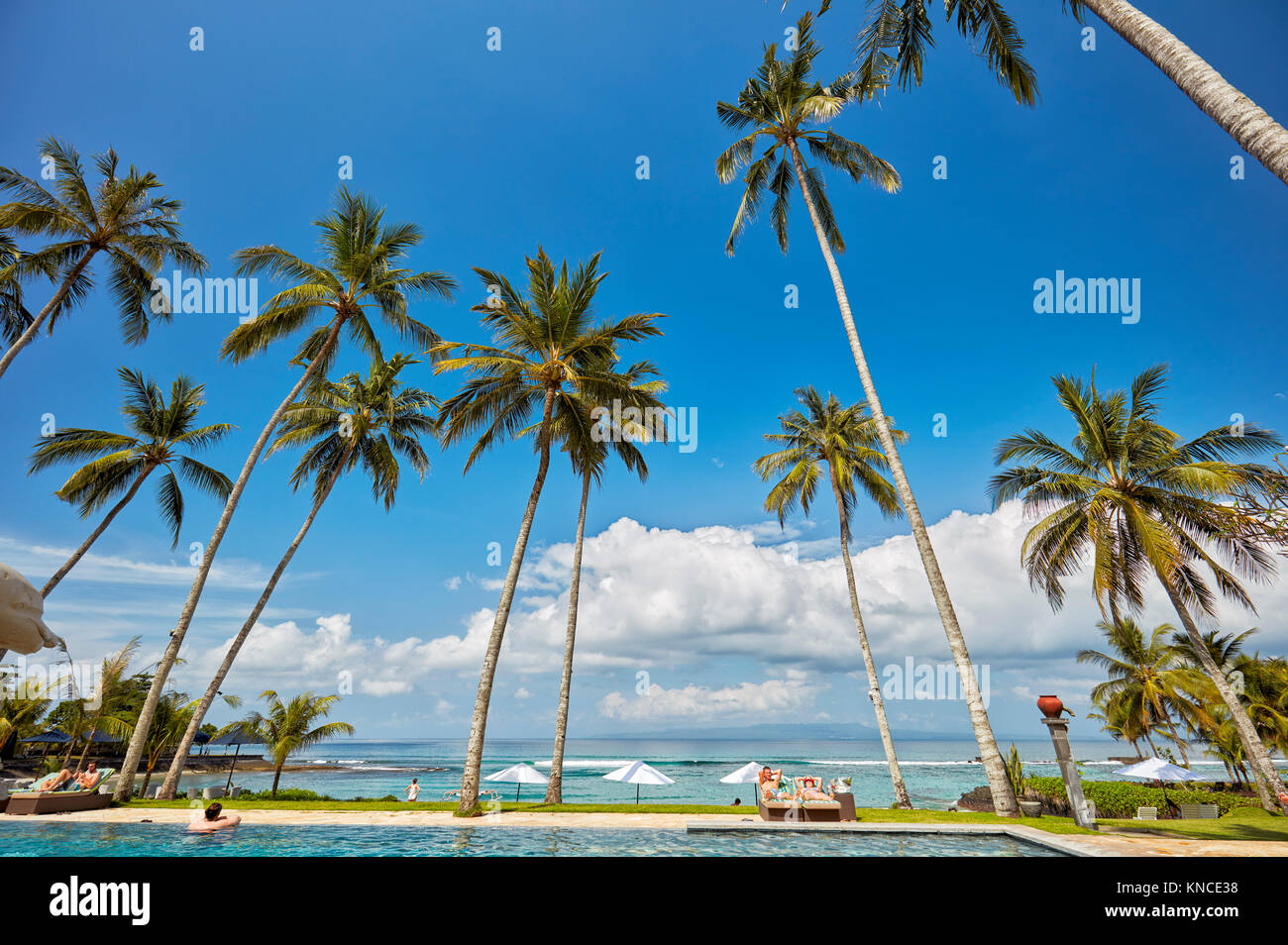 Piscina di Candi Beach Resort e Spa con una vista verso Sengkidu Beach. Candidasa, Manggis sottodistretto, Karangasem regency, Bali, Indonesia. Foto Stock