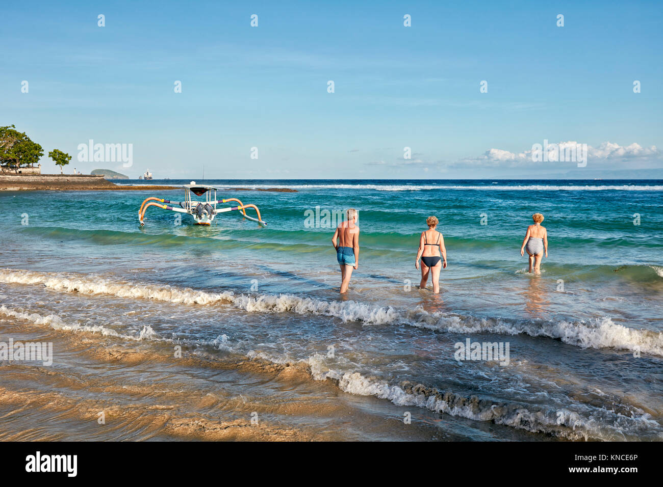 I turisti andare a nuotare in mare. Candidasa, Manggis sottodistretto, Karangasem regency, Bali, Indonesia. Foto Stock