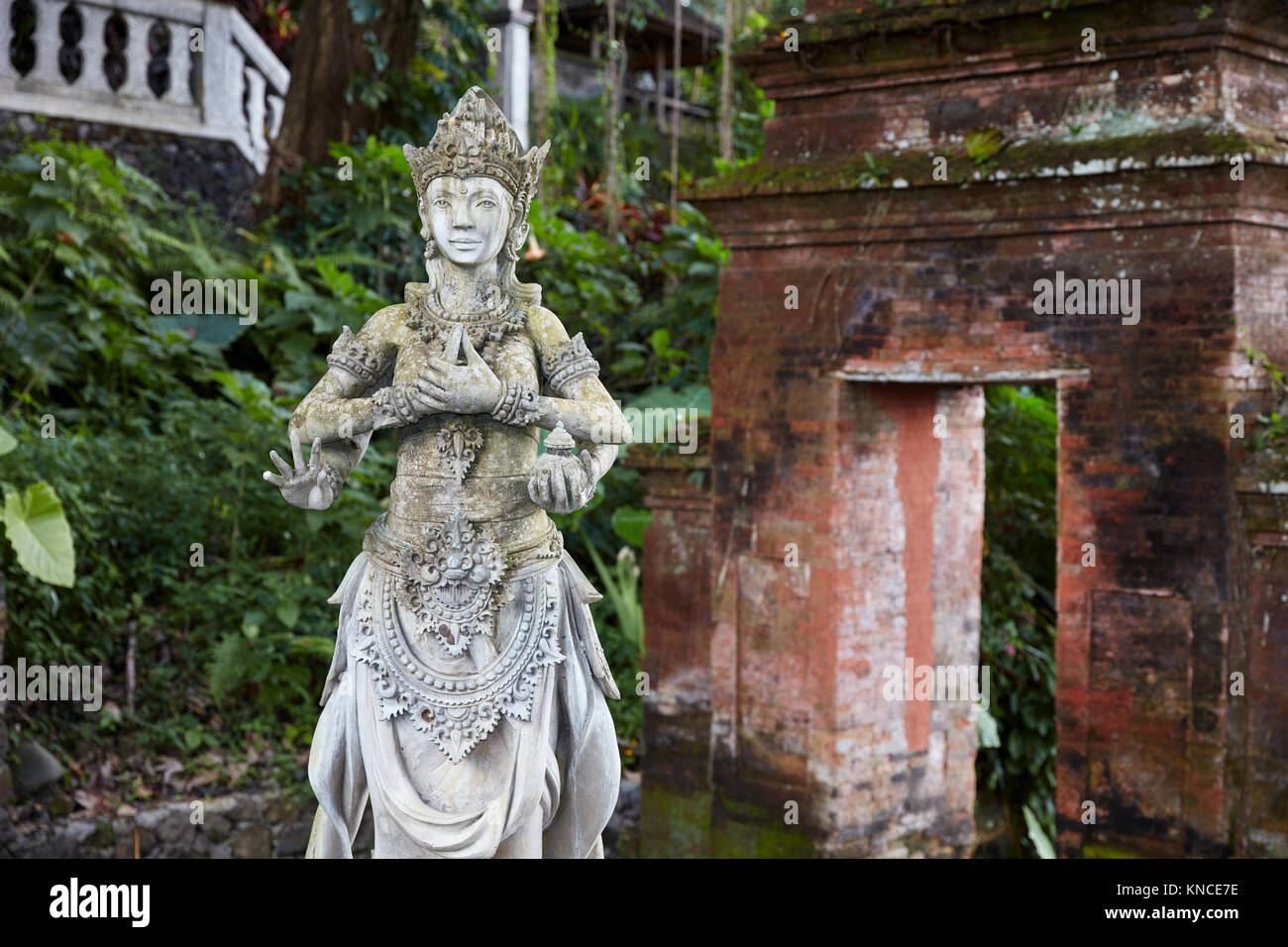 Statua nella Tirta Gangga acqua palace, un ex palazzo reale. Karangasem regency, Bali, Indonesia. Foto Stock