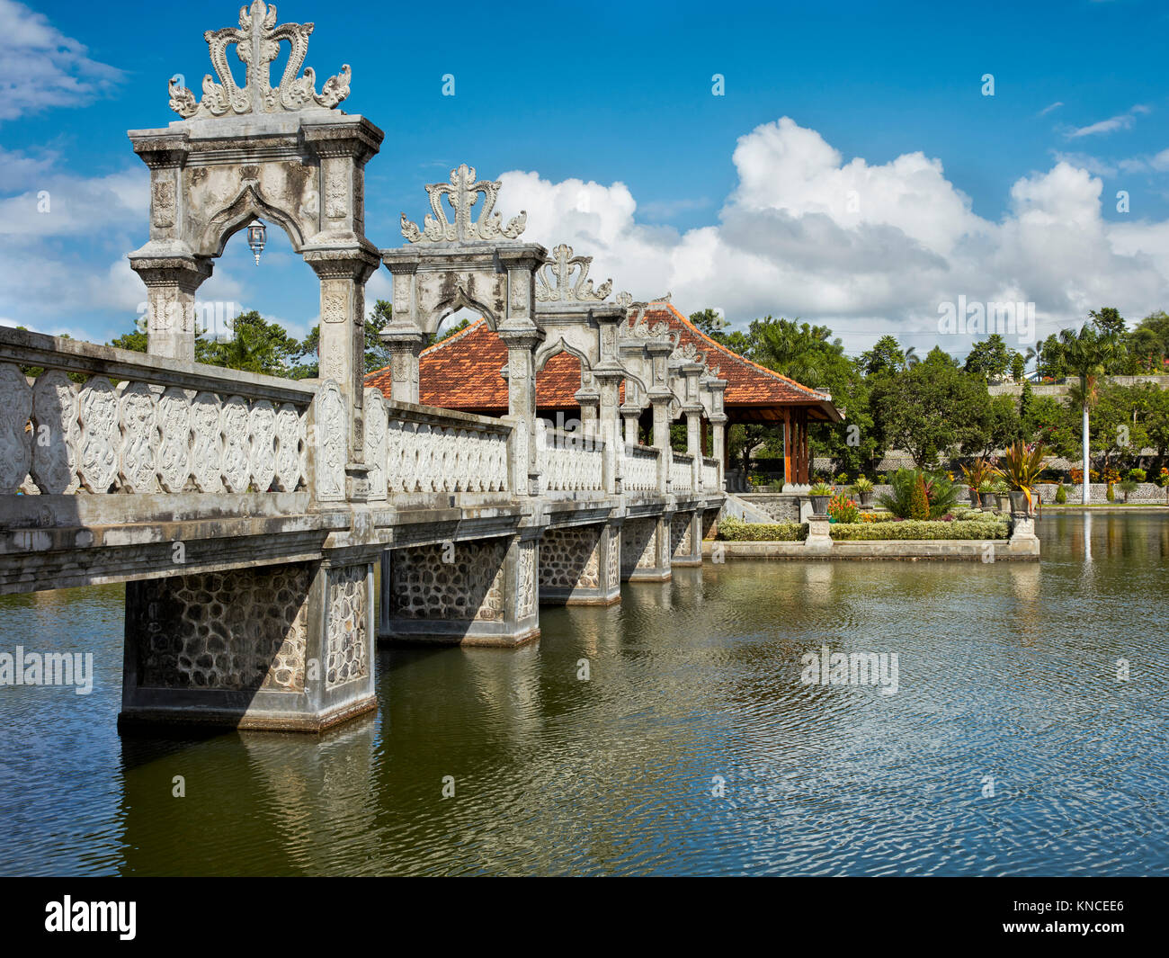 Ponte pedonale che conduce a un padiglione di riposo. Ujung acqua Palace (Taman Ujung). Karangasem Regency, Bali, Indonesia. Foto Stock