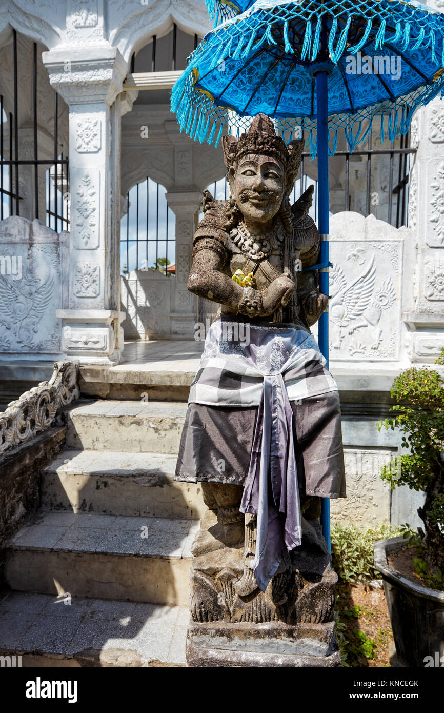 In pietra scolpita statua vestita in sarong in Ujung acqua Palace (Taman Ujung). Karangasem Regency, Bali, Indonesia. Foto Stock