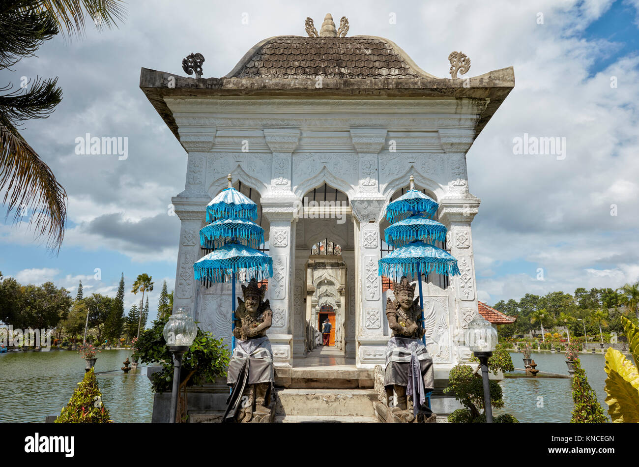 Ingresso al ponte pedonale che conduce al Gili Balla, edificio principale dell'acqua Ujung Palace (Taman Ujung). Karangasem Regency, Bali, Indonesia. Foto Stock