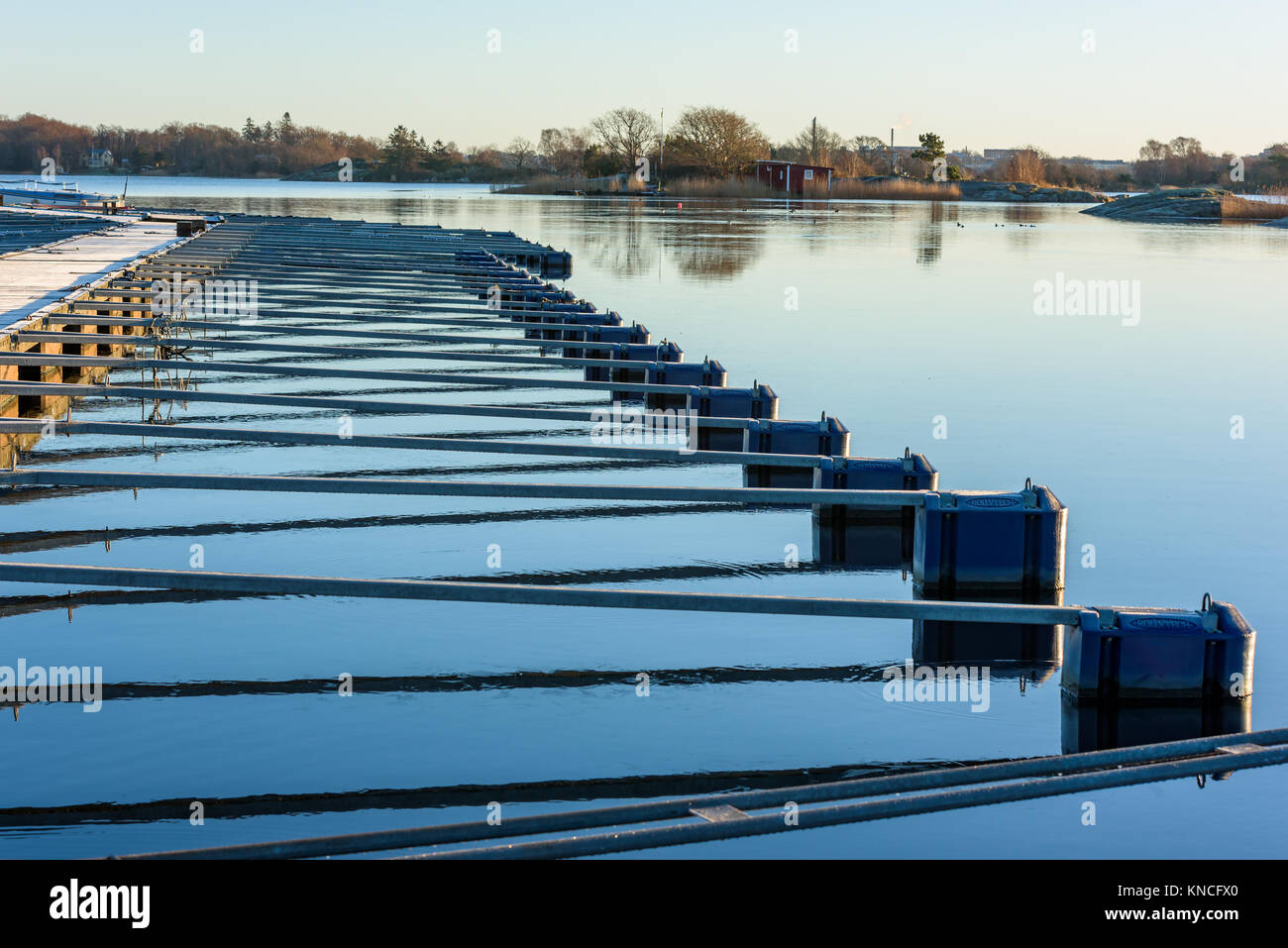 Nattraby, Svezia - 13 Novembre 2017: documentario della vita quotidiana e l'ambiente. Svuotare marina con la brina sul molo e boe. Arcipelago in backgrou Foto Stock