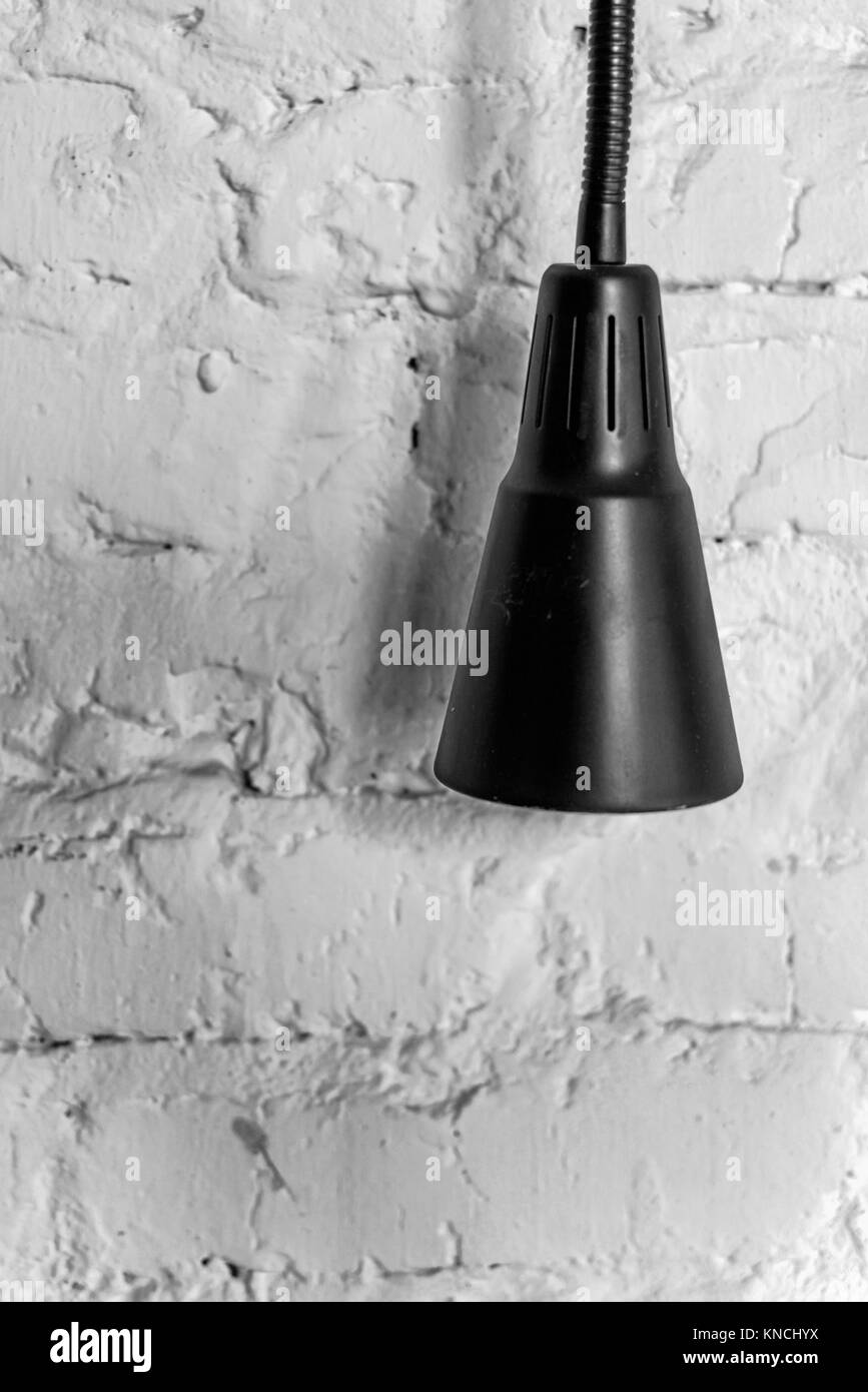 Moderno ed elegante nero lampada pende dal soffitto Foto Stock