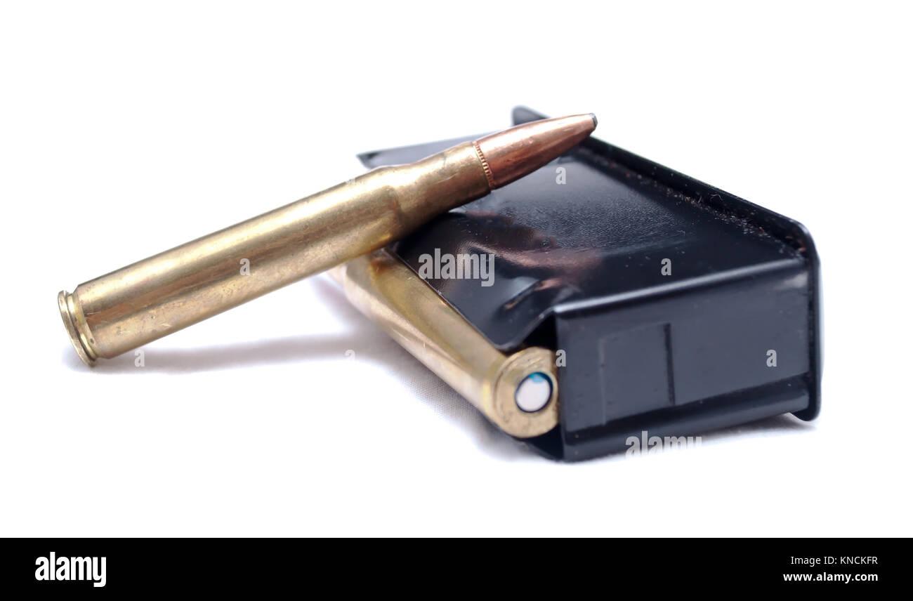 Un fucile caricato magazine con un extra bullet appoggiata contro di esso su sfondo bianco Foto Stock