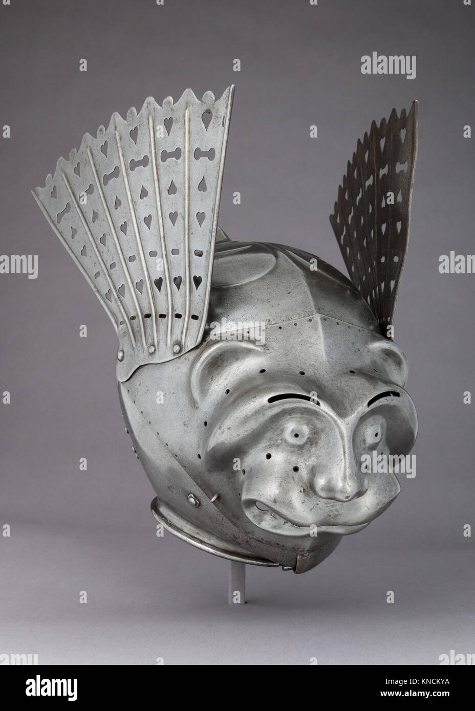 Questo elmetto e l'armatura a spalla rondelle illustrano la protezione da combattimento medievale e il design dell'equipaggiamento militare, mettendo in risalto l'artigianalità e la funzione difensiva nella guerra storica. Foto Stock