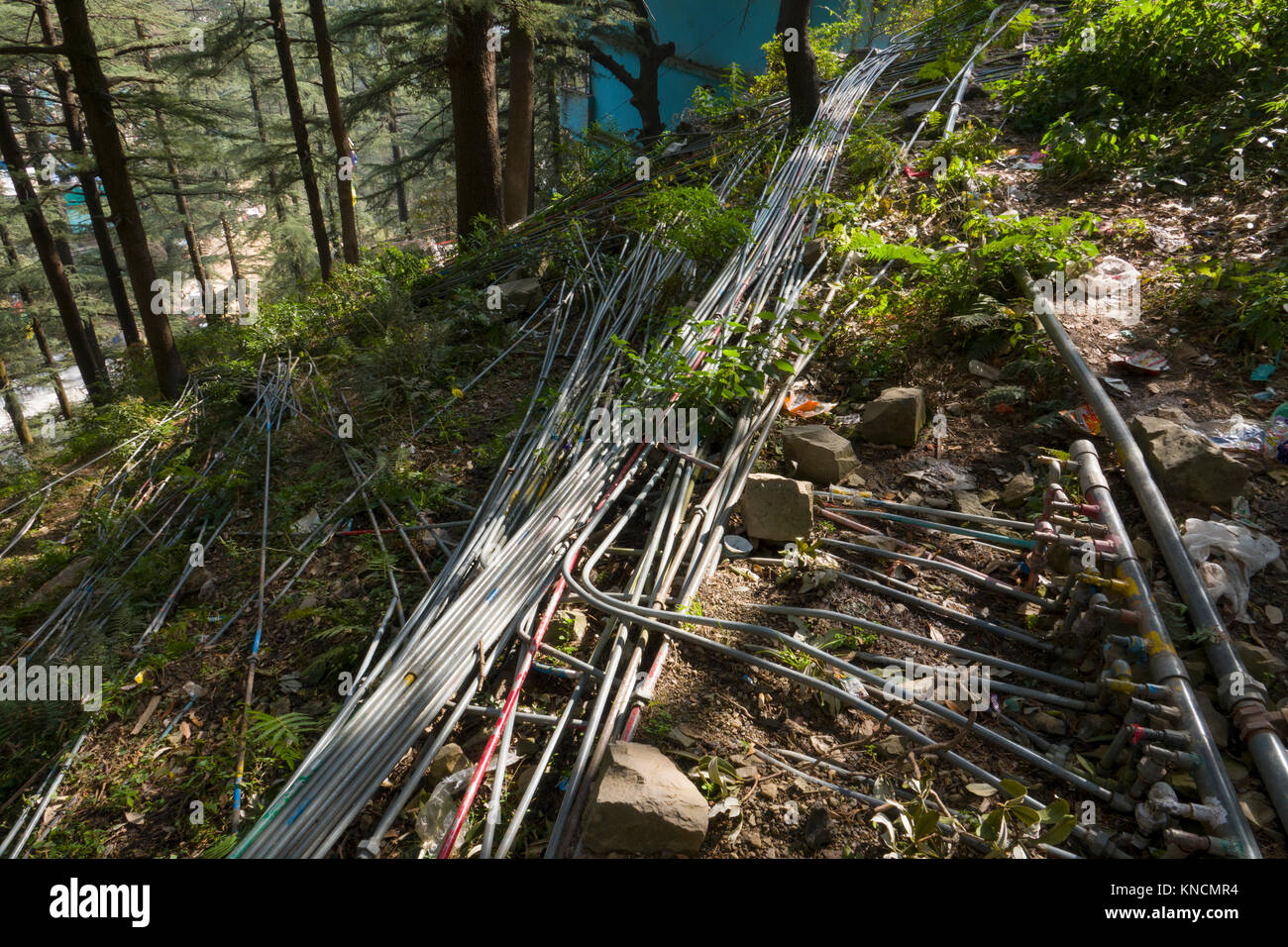 Ampia rete di overground tubazioni di acqua la fornitura di acqua a diverse proprietà in Mcleod Ganj, India Foto Stock