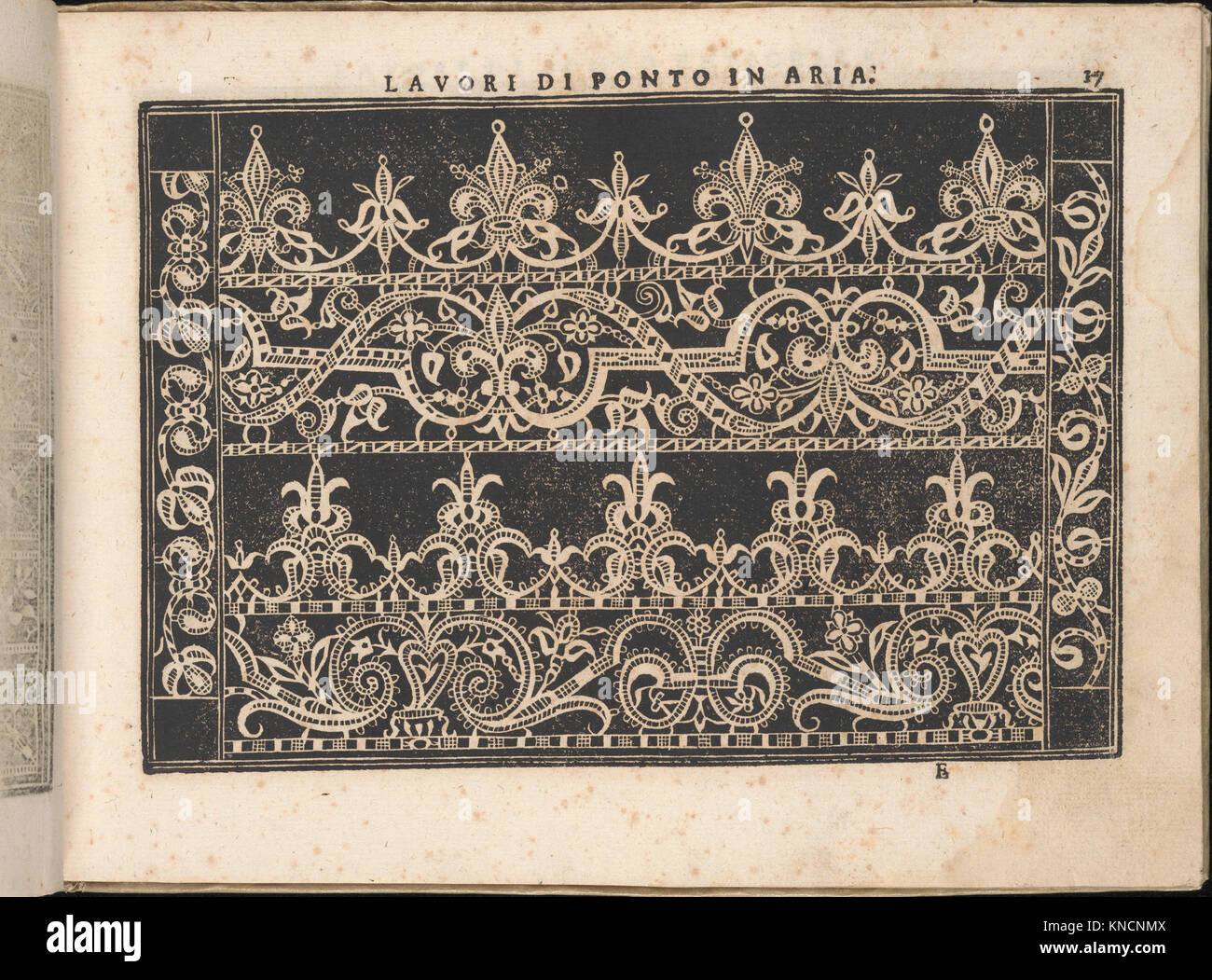Questa pagina di "Fiore D'Ogni Virtu" è un'opera stampata del XVI secolo per donne nobili, caratterizzata da arte rinascimentale, elementi decorativi e insegnamenti morali che riflettono i valori culturali. Foto Stock