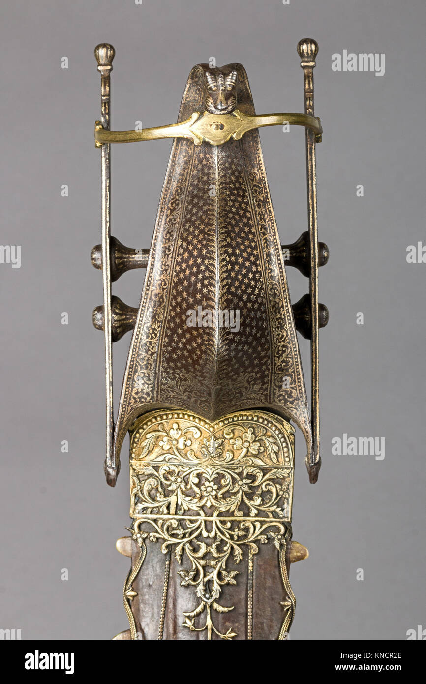 Questo pugnale katar con guaina illustra l'artigianato delle armi medievali, il design funzionale e il significato culturale nel combattimento storico. Foto Stock