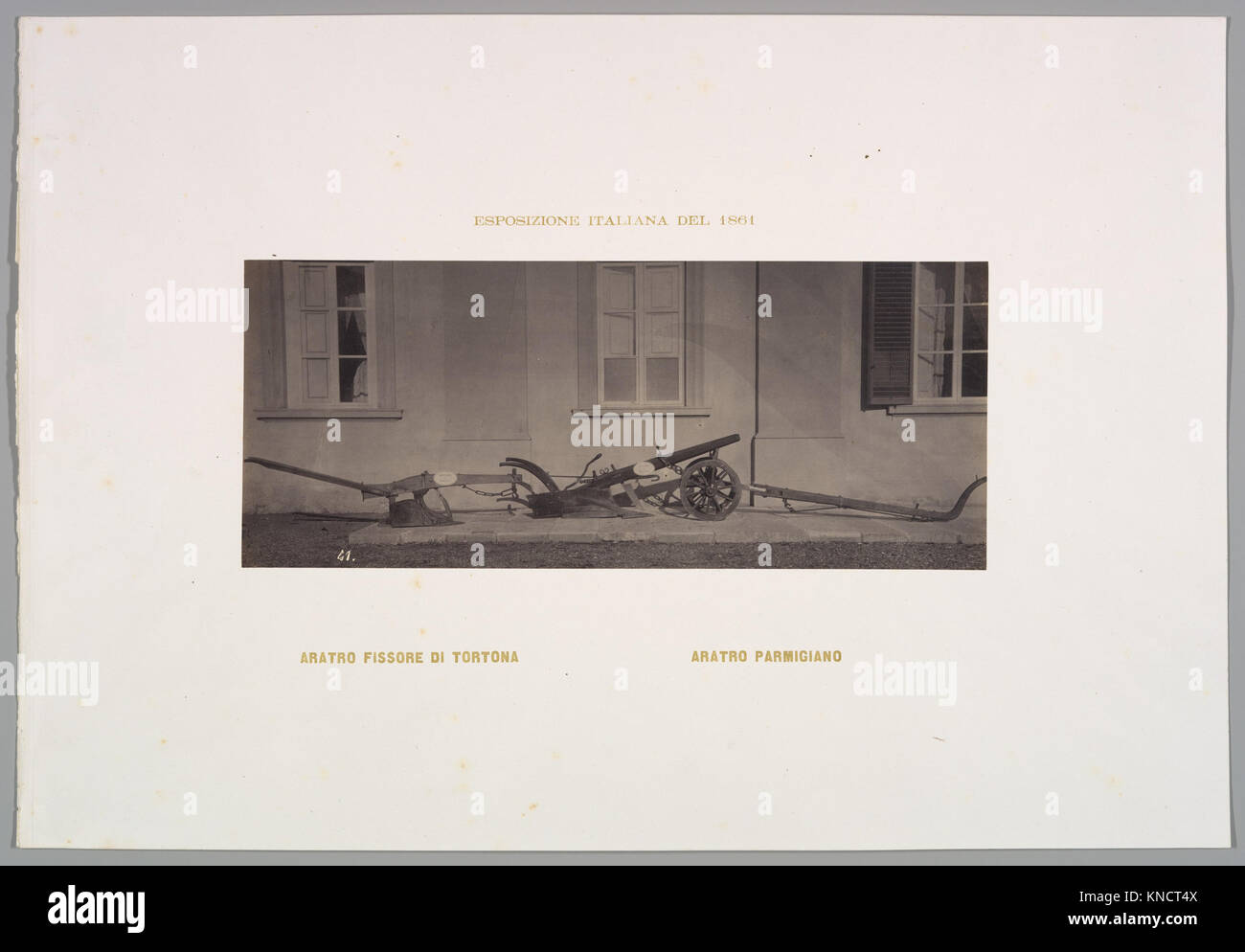 Questi aratri di Tortona e Parma illustrano gli strumenti agricoli storici in Italia, evidenziando la progettazione pratica e il progresso tecnologico nel settore agricolo. Foto Stock