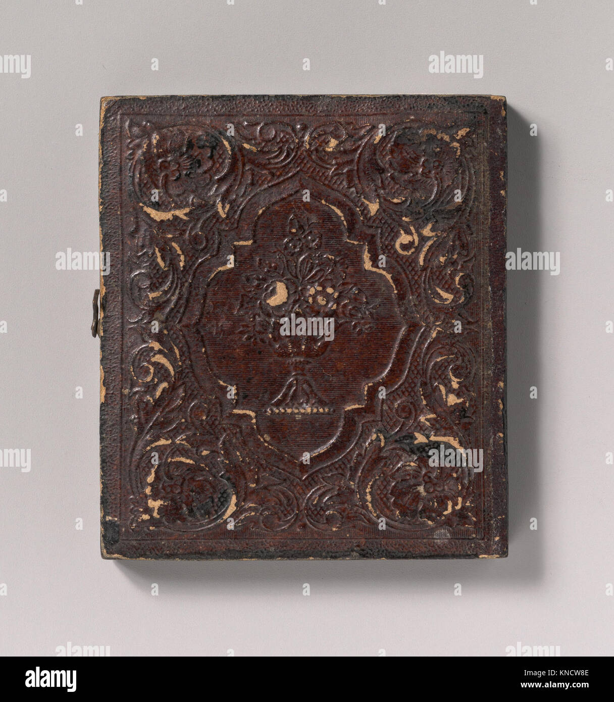 Questa illustrazione mostra un falegname con utensili tra cui un'accetta, una bussola, una sega a mano e quadrata, mettendo in evidenza le pratiche di falegnameria del periodo, l'artigianato e le tecniche di lavorazione del legno. Foto Stock