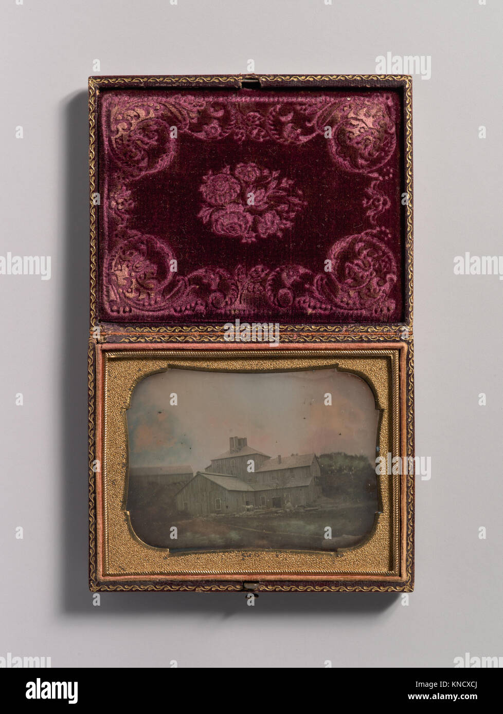 Questo disegno raffigura un mulino o un magazzino con rivestimento verticale in clapboard, che cattura lo stile architettonico e il design utilitaristico degli edifici industriali del XIX secolo. Foto Stock