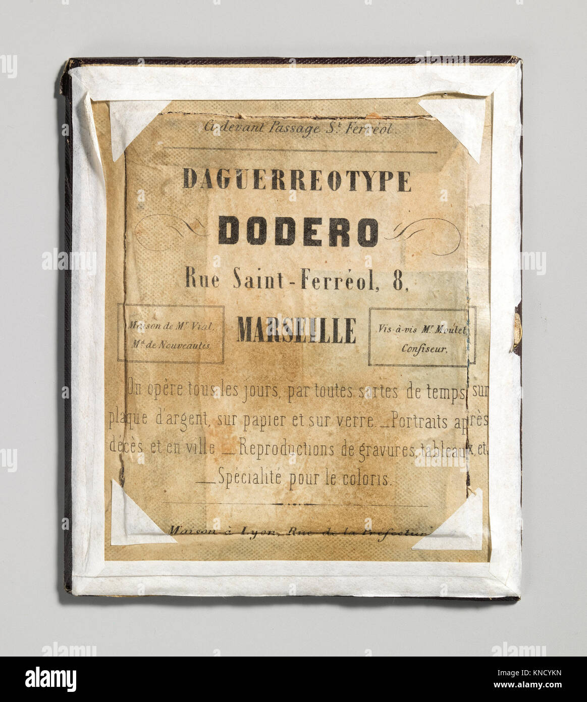 Questa illustrazione raffigura un uomo vivente accanto a un uomo morto, evidenziando temi della mortalità e della condizione umana nell'arte visiva. Foto Stock