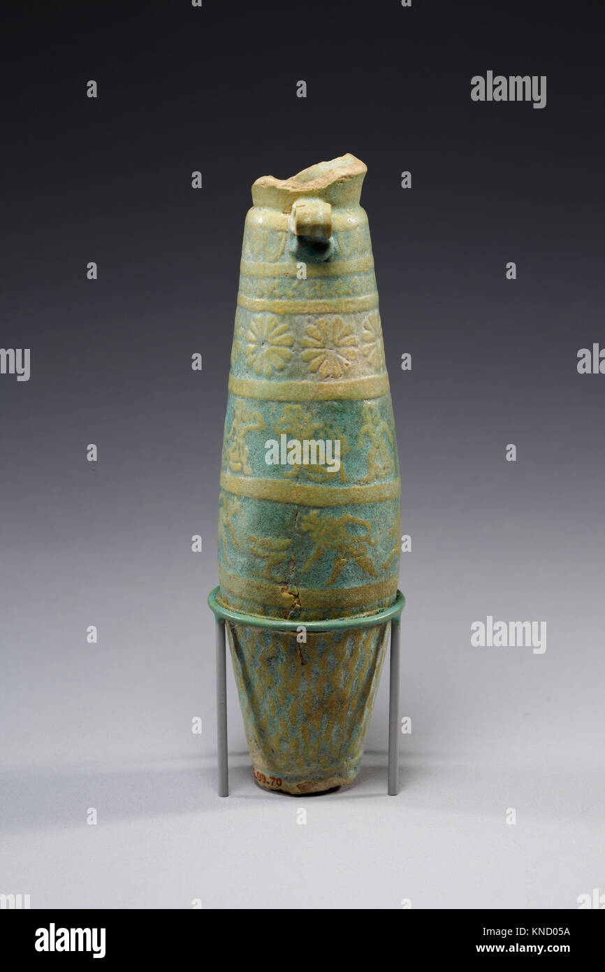 Questo alabastrone biconico LC-66 99 70, decorato con motivi floreali bicromi, ballerini e figure simili a Bes, è un antico oggetto egizio conservato nella collezione del museo. Foto Stock