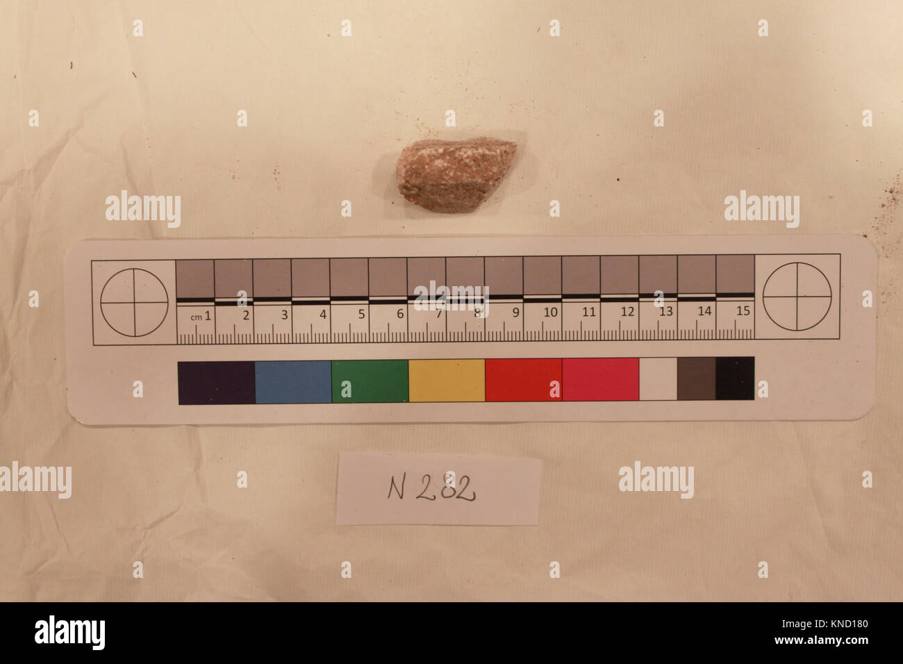 Questo frammento di un manufatto non identificato mostra elementi decorativi e funzionali, illustrando il design e l'artigianato del suo periodo e conservato in una collezione museale. Foto Stock