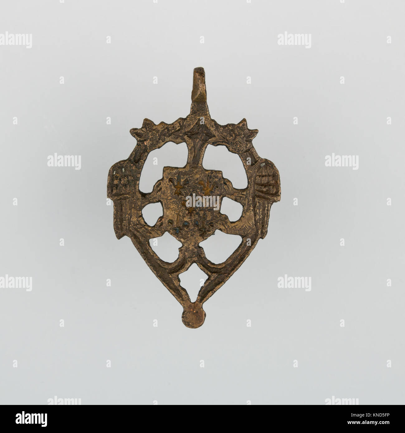 Badge (eventualmente dal cablaggio del cavallo) SODDISFATTE LC-04 3 25428 304-001 spagnolo, Badge (eventualmente dal cablaggio del cavallo), ca. 1400, rame, oro, smalto, H. 3. (7,6 cm); W. 2. (5,1 cm); Wt. 0.5 oz. (14,2 g). Il Metropolitan Museum of Art di New York. Fondo Rogers, 1904 (04.3.304) Foto Stock