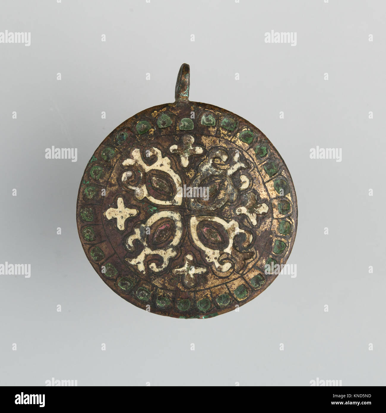 Un distintivo in rame e oro del XIV secolo con intricate decorazioni in smalto, probabilmente da un'imbracatura di cavalli, conservato nella collezione del Metropolitan Museum of Art di New York. Foto Stock