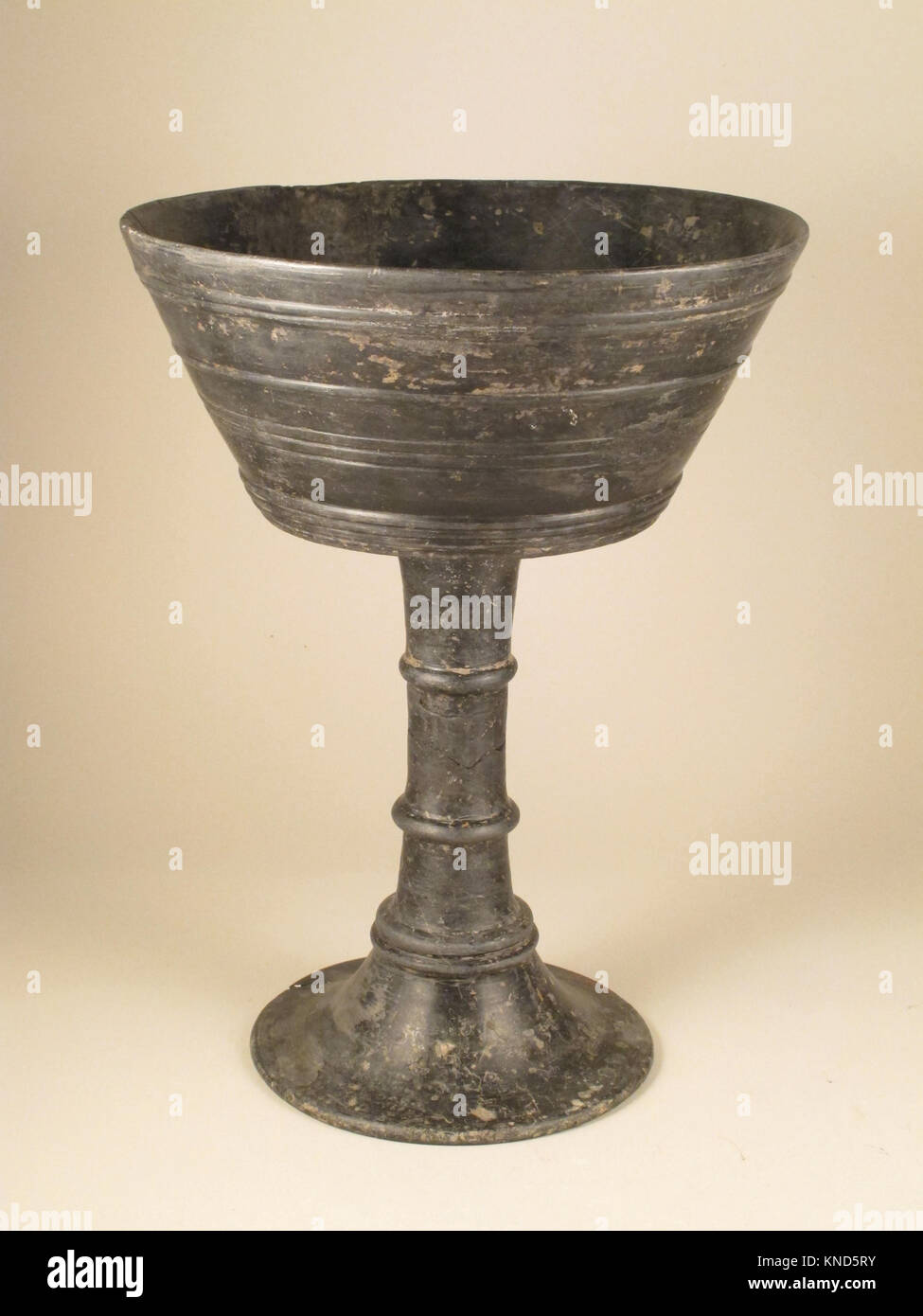 Cup incontrato 249116 1617425 etrusca, Cup, il secondo e il terzo quarto del VI secolo A.C. Terracotta, complessivo: 10 5/8a. (27cm) Altri (diametro della bocca): 7 3/4a. (19,7 cm). Il Metropolitan Museum of Art di New York. Fondo Rogers, 1916 (16.174.25) Foto Stock