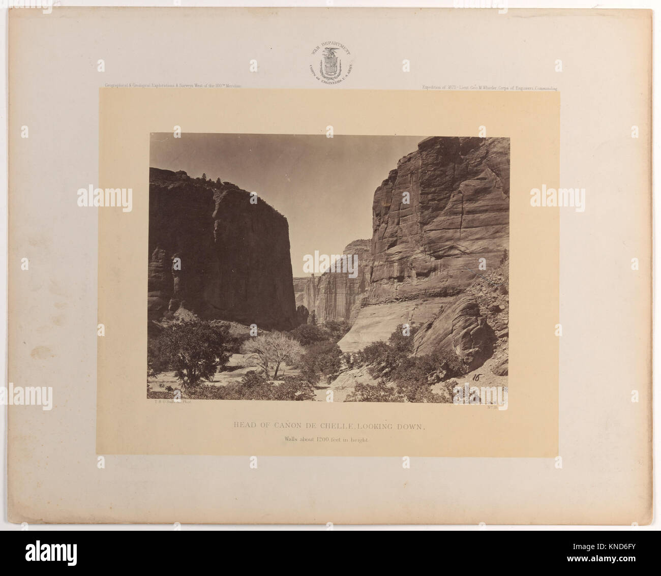 Testa di Cañyon de Chelle, guardando verso il basso 1873, stampa in argento albume, immagine: 8 1/16 x 10 13/16 pollici (20,5 x 27,5 cm). Foto Stock