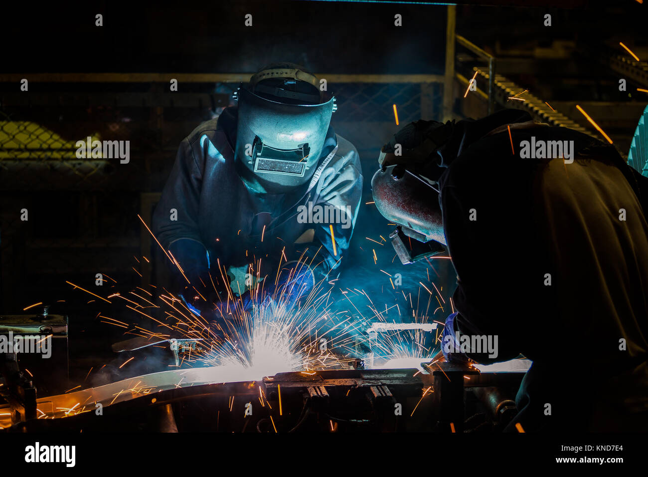 I lavoratori industriali sono la saldatura di riparazione parte automotive in fabbrica Foto Stock