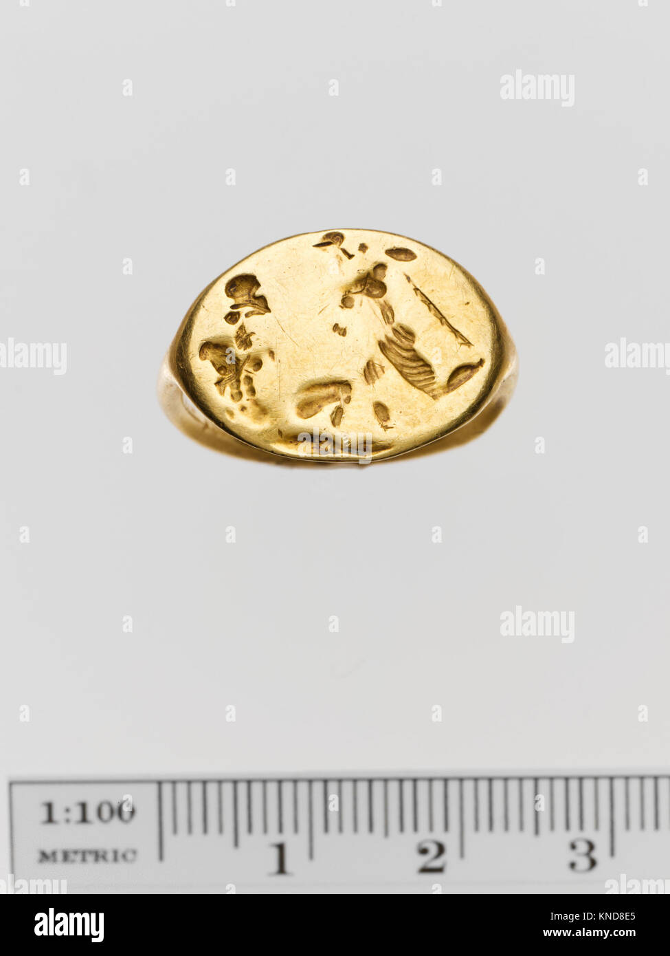 L'anello in oro greco da circa 450 a.C. misura 2,1 cm di lunghezza. Fa parte della collezione del Metropolitan Museum of Art, lascito di W. Gedney Beatty, 1941. Foto Stock