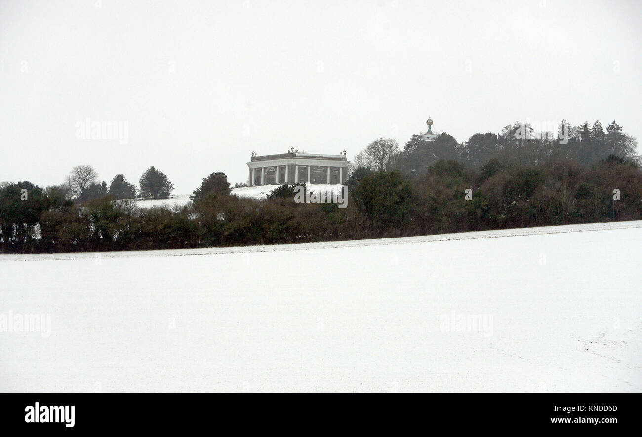 La Dashwood mausoleo sorge dalla coperta di neve sulle colline vicino a West Wycombe, Buckinghamshire, come gli automobilisti sono avvertiti di caos sulle strade come la neve si trasforma in ghiaccio a seguito di un fine settimana invernale blast. Foto Stock